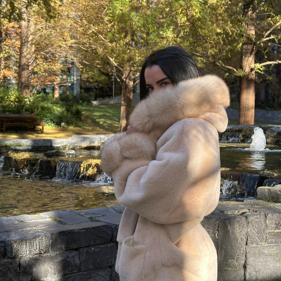 Subtle Luxury in Cream Fox Fur Coats – Effortless Sophistication